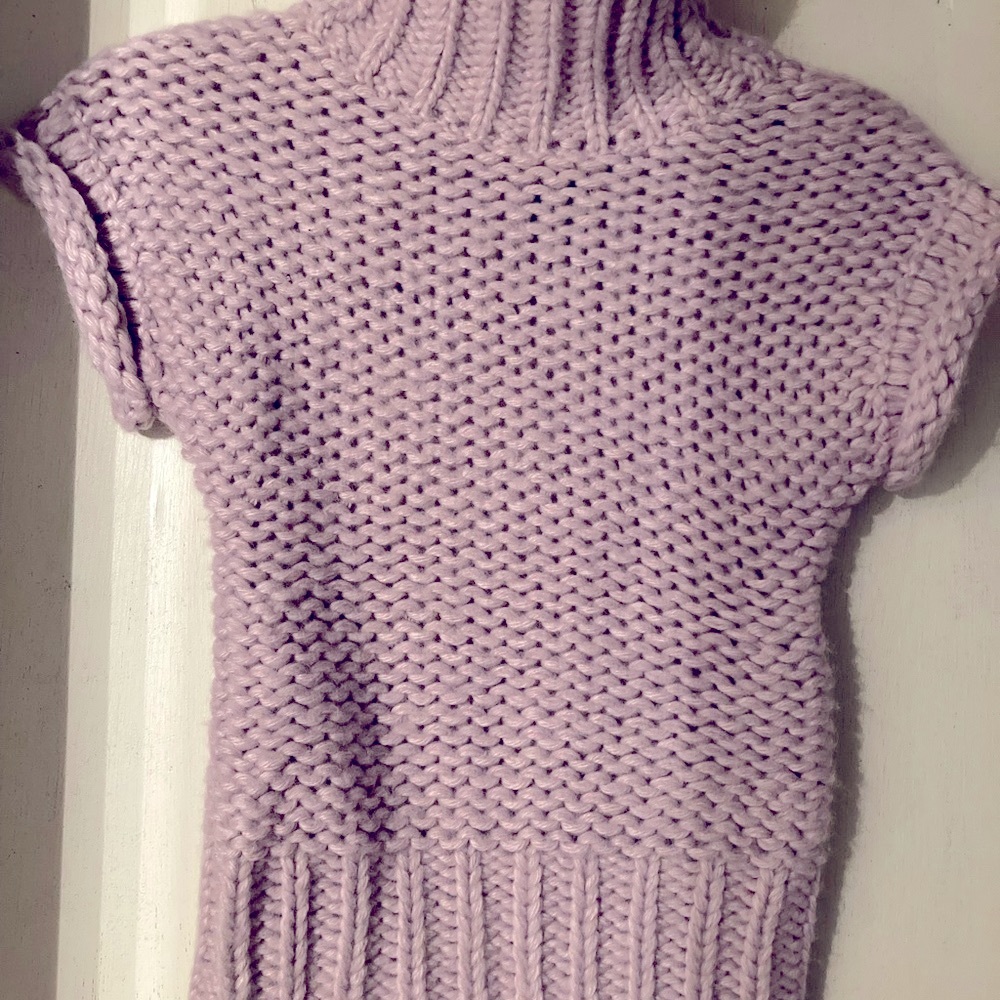 Bebe lilac short sleeve cropped sweater, size small